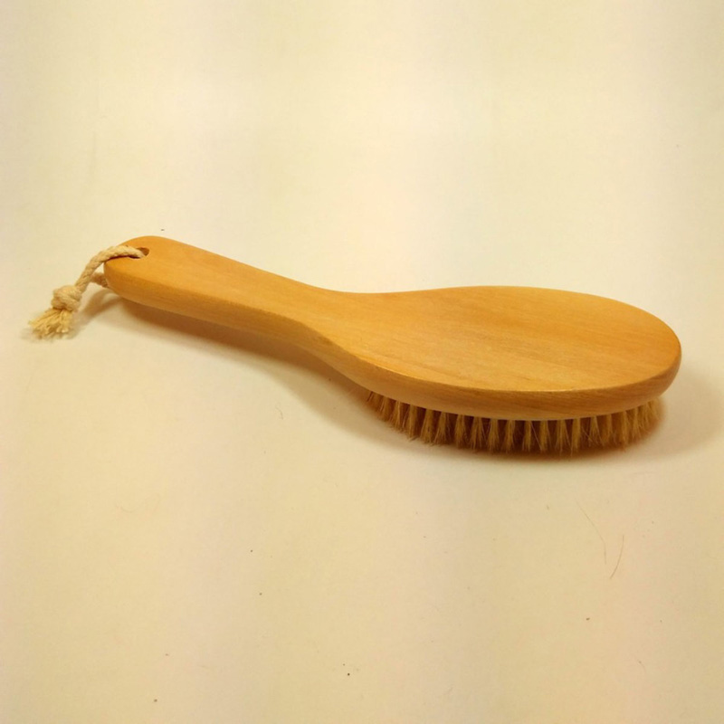 Фото: Щетка для сухого массажа из натуральной щетины с изогнутой ручкой